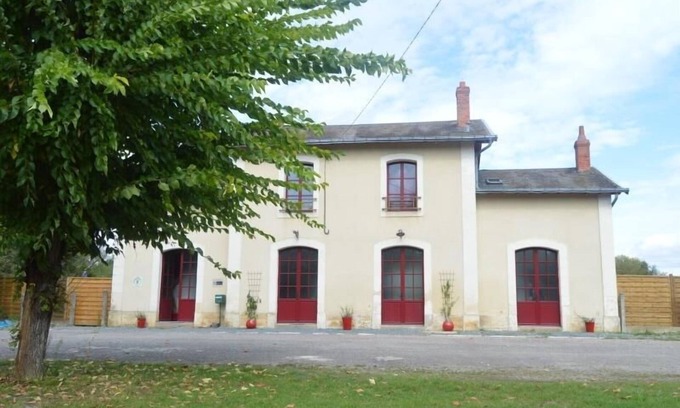 Mers-sur-Indre Cottage | Charming 19th-Century Railway Station Gîte with Pool in Scenic Berry, Sleeps 13