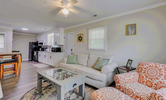 Easley House | Charming 2-Bd 1-Ba home in Easley near GVL & Clemson w/WiFi, self check-in & AC