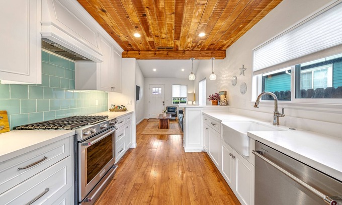 Seaside Cottage | Charming 2 BDR Seaside Cottage 5 Min to Beach!