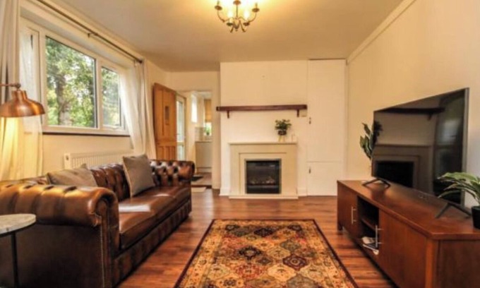 Brentwood House | Charming 2 Bed Brentwood Victorian Conversion Flat with a garden & Free Parking