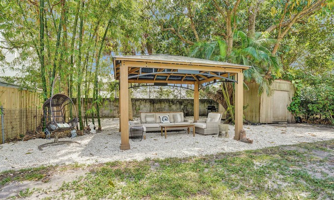 Edgewood House | Charming 2 Bedroom House in Superb Fort Lauderdale with Private Backyard