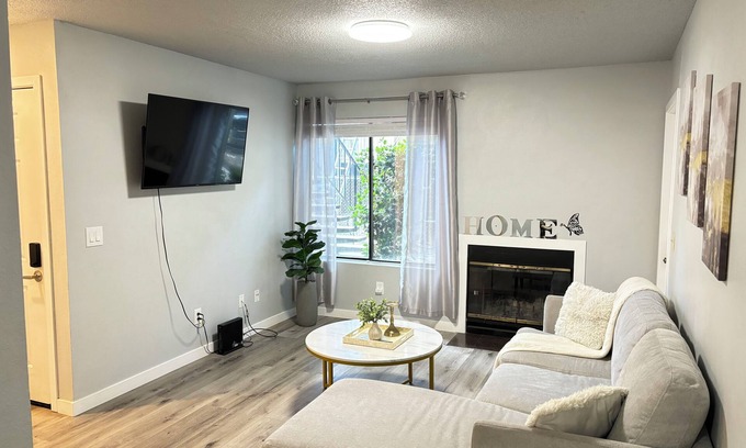 North Highlands Condo | Charming 2-bedroom condo with AC and WiFi in lovely North Highlands