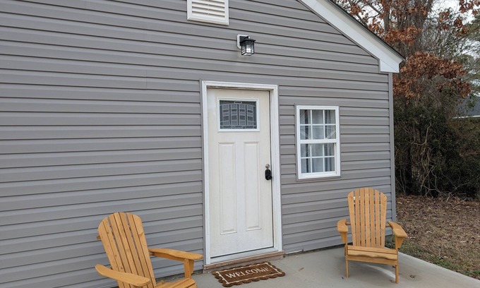 Elizabeth City House | Charming 2-bedroom house in Elizabeth City with AC