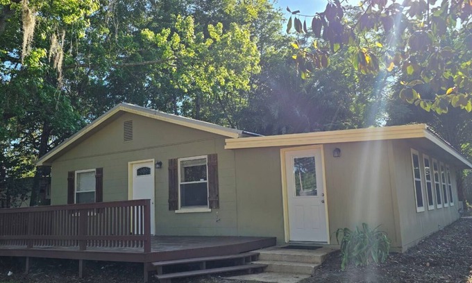 Silver Springs House | Charming 2-bedroom Full fence house in Silver Springs with AC, WiFi