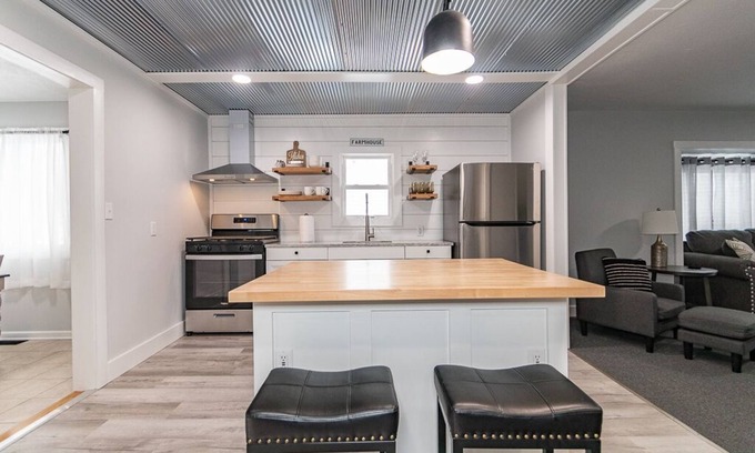 Willoughby House | Charming 2 bedroom, 2 bathroom home.