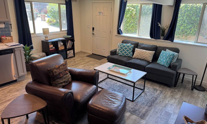 Martinez Apartment | Charming 2-bedroom apartment with AC, WiFi in welcoming Martinez