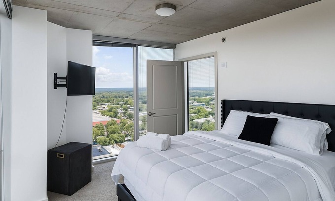 Downtown Apartment | Charming 2-bedroom apartment in delightful Raleigh with AC, fitness room