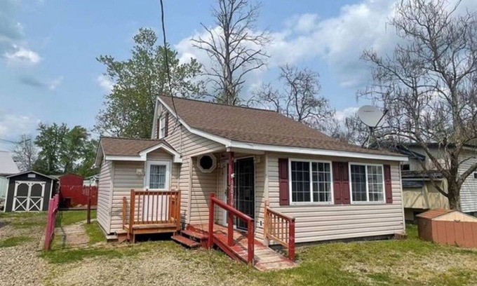 Canadohta Lake Cottage | Charming 2-bedroom cottage at Canadohta Lake with WiFi