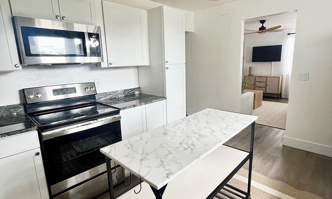 Park East Cottage | Charming 2-bedroom cottage in brilliant downtown Sarasota with Wi-Fi, AC