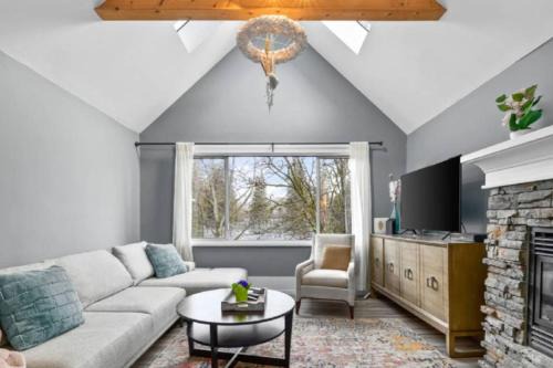 Kitsilano House | Charming 2 bedroom Duplex steps from Jericho Beach