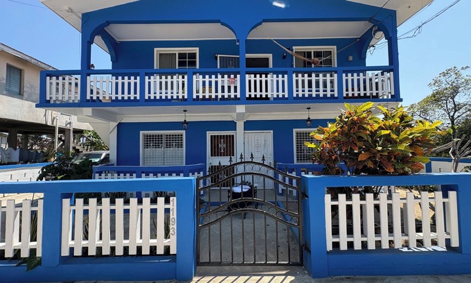 Dangriga House | Charming 2-bedroom house with AC, WiFi in adorable Dangriga