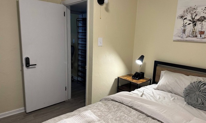 Aberdeen House | Charming 2-bedroom house in Aberdeen with WiFi and AC