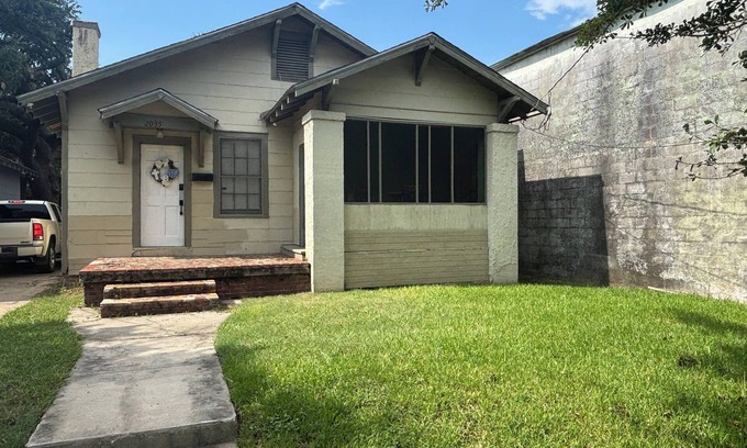 Mid City North House | Charming 2-bedroom house with AC, WiFi in Baton Rouge