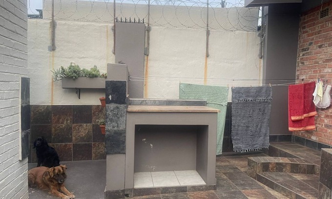 Greater Johannesburg Metropolitan Area House | Charming 2-bedroom house with fitness room and AC in lovely Johannesburg