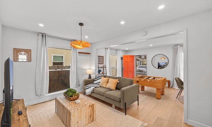 Belmont Shore House | Charming 2-BR Home 3-minute To Belmont Short - Free Parking/Wifi/Pet Friendly