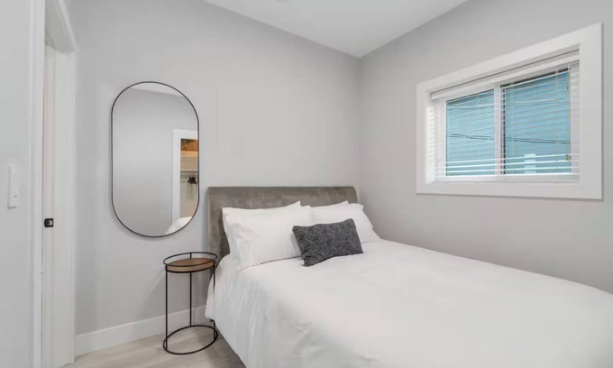 Sunset House | Charming 2 BR Lane way home