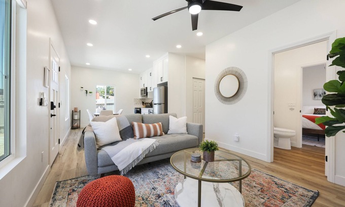 San Marcos House | Charming 2bd/2ba bungalow in brilliant San Marcos w/WiFi, AC, Private Driveway