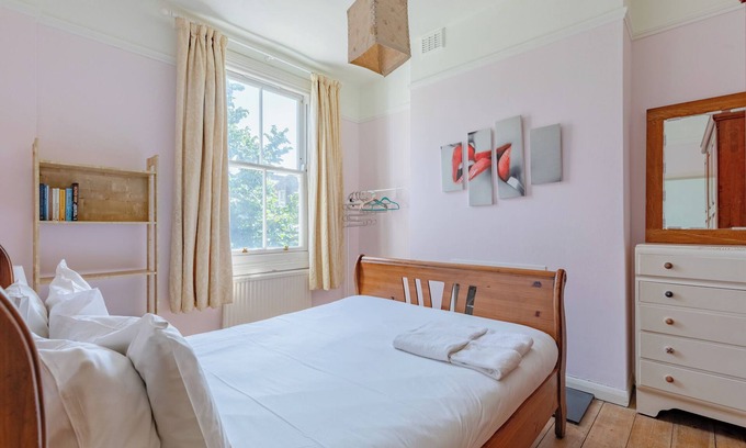 Kentish Town Apartment | Charming 2BD Flat with Roof Terrace, North London