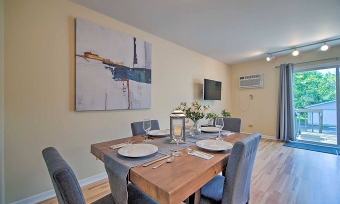 Gurnee House | Charming 2Bd Townhome Near Beach & Base