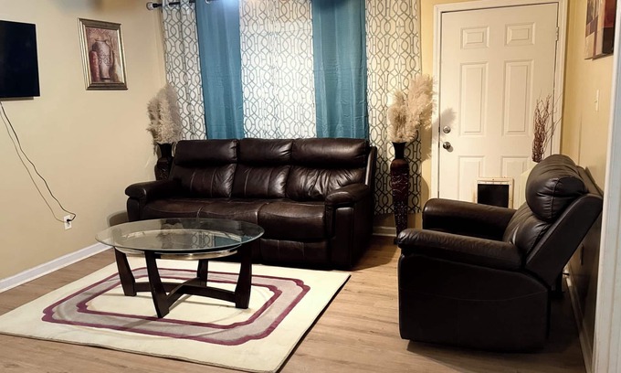 Stone County House | Charming 2bedroom, 2FULL bathroom house with AC and WiFi 10 minutes from Walmart