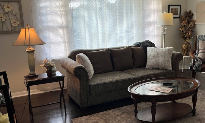 Terre Haute House | Charming 3 bed. home w/AC, WiFi Close to Hospitals, Rose & ISU. Pet friendly