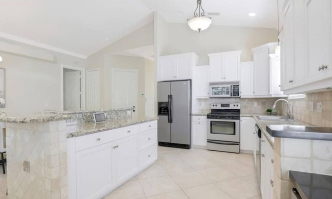 Naples Park House | Charming 3-bedroom Beach House with WiFi and AC in beautiful Naples