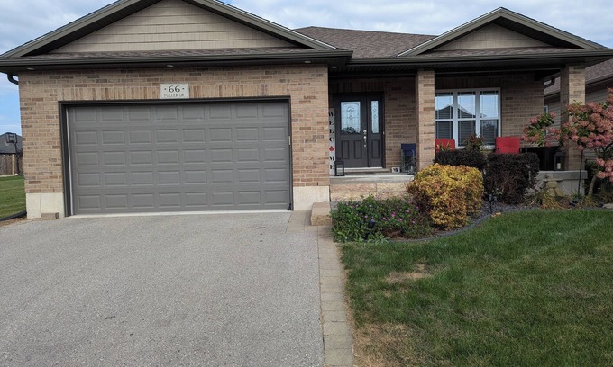 South-West Oxford House | Charming 3-bedroom bungalow in Ingersoll. Perfect for extended stay!