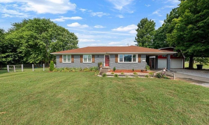 Cave City House | Charming 3-bedroom house "Cavern" with tons of amenities in Cave City.