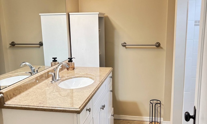 Old Brooklyn House | Charming 3-bedroom house with WiFi and AC in welcoming Cleveland