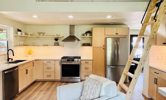 Sunnyvale House | Charming 3-bedroom Modern Barndo on small farm in Sunnyvale.