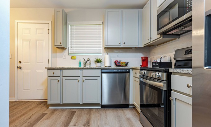 Austell House | Charming 3-bedroom townhome in Austell near Six-Flags and I-20