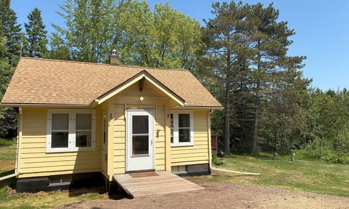Two Harbors Cottage | Charming 3-bedroom cottage with Lake Superior access near Duluth with WiFi, AC