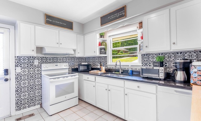 Columbus House | Charming 3-BR pet-friendly house in desirable N. Columbus close to Fort Moore