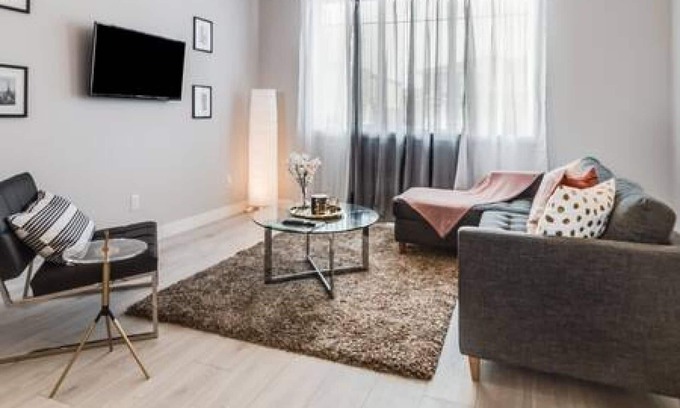 Chestermere House | Charming 3BR Getaway | A/C | 15m to YYC/Hwy