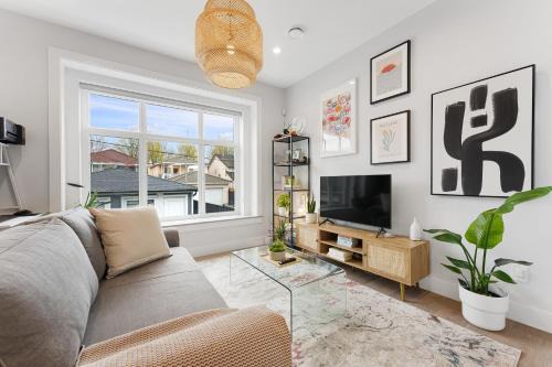 Fraserview House | Charming 3BR Home in a Lovely Vancouver Neighborhood
