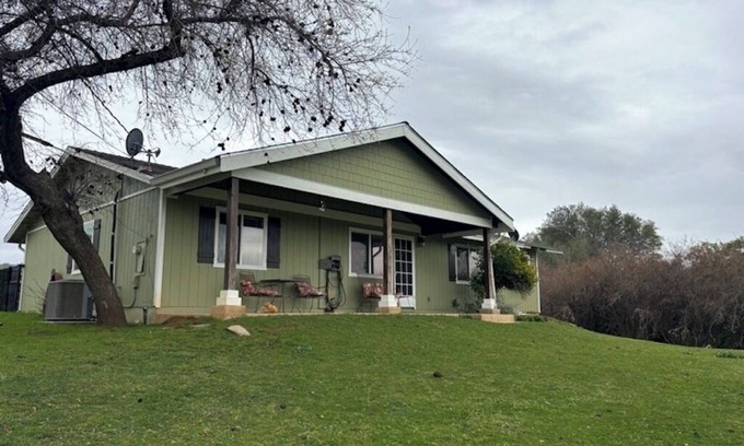 Newcastle Other | Charming 4 BD farmhouse with AC and WiFi in fabulous Newcastle on the Wine Trail