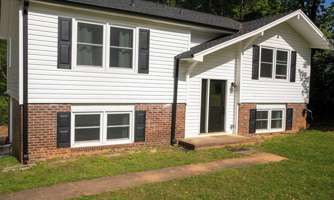 Kernersville House | Charming 4-bedroom house with AC and WiFi in Winston-Salem