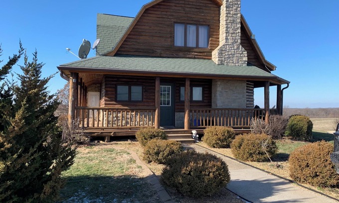 Michael Cabin | Charming 4-bedroom Sleeps 10 lodge with AC and WiFi in welcoming Nebo