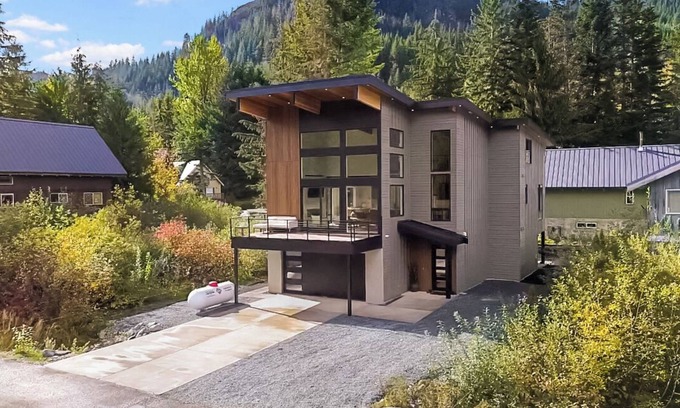 Hyak Cabin | Charming 7-bedroom cabin with WiFi, AC in lovely Snoqualmie Pass