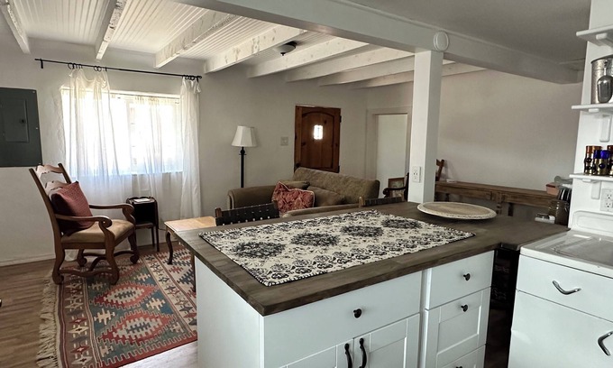 Las Vegas House | Charming adobe casita 1block from Plaza