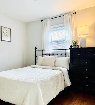 Forest Park Apartment | Charming and Convenient 3br 1ba apt - fully furnished and equipped - fast Internet