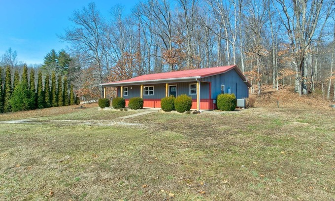 Fulda Other | Charming and private 3-bedroom farmhouse in lovely Evanston with WiFi, AC.