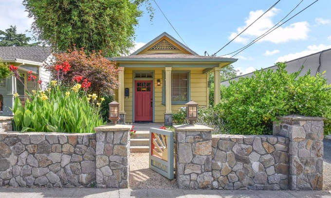 St. Helena Cottage | Charming and Romantic Historic Saint Helena Cottage