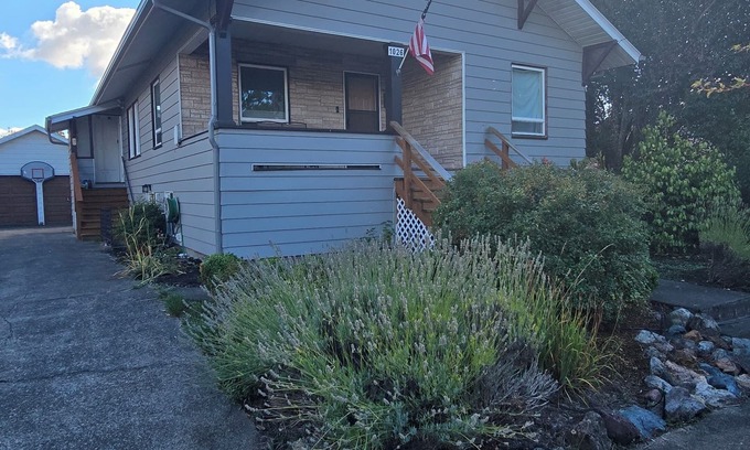 Albany House | Charming and spacious 2-bedroom house with AC, WiFi in delightful Albany