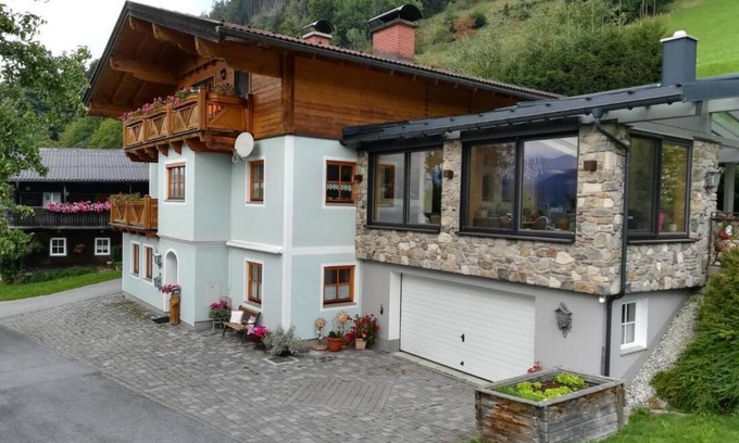 Goldegg Apartment | Charming Apartment in Goldegg, Austria - Mountain Views & Private Entrance