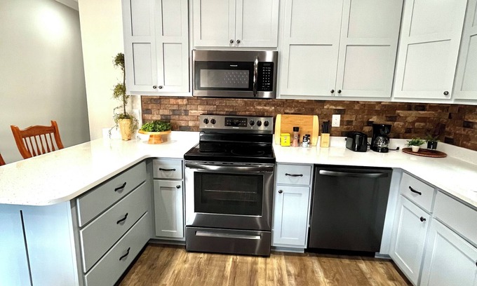 Savannah Apartment | Charming apartment in Savannah! Conveniently located near downtown!