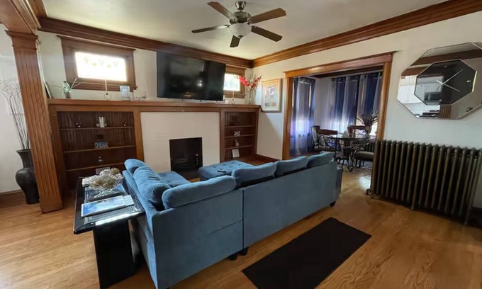 Blue Island House | Charming Apartment with WiFi and AC in enchanting Blue Island.