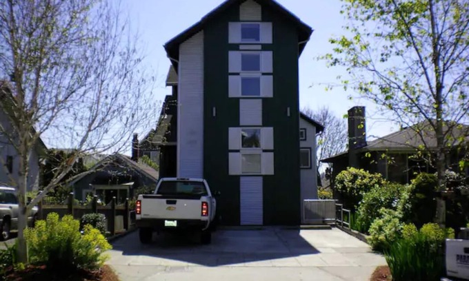 Ballard Apartment | Charming Ballard Studio: King Bed, Private Backyard, EV Charging & Parking
