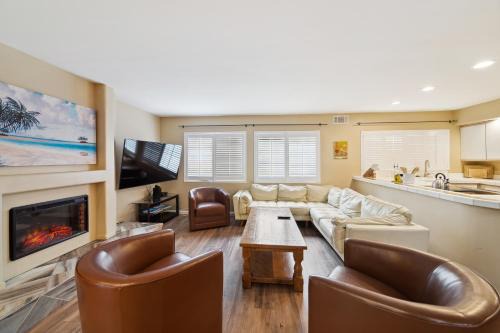 Corona del Mar House | Charming Beach Duplex Home in Corona del Mar
