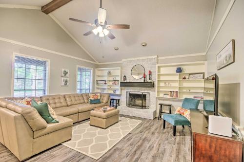 Flowood House | Charming Brandon Home with Deck, Charcoal Grill